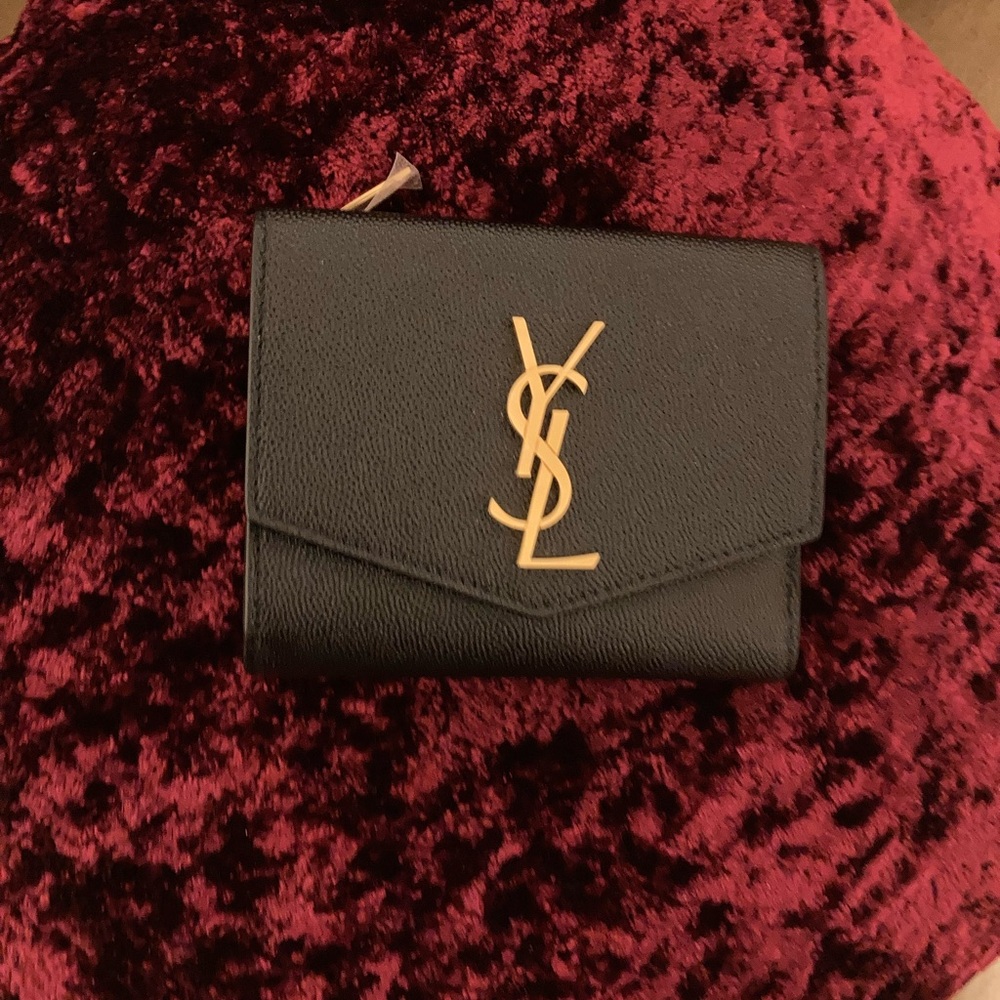 Authentic NWT UPTOWN COMPACT WALLET IN GRAIN DE POUDRE LEATHER